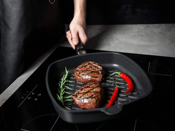 AMT BBQ-Pfanne Grillpfanne Steakpfanne mit Glas-Deckel Induktion 28 x 28 x 5cm – Bild 5
