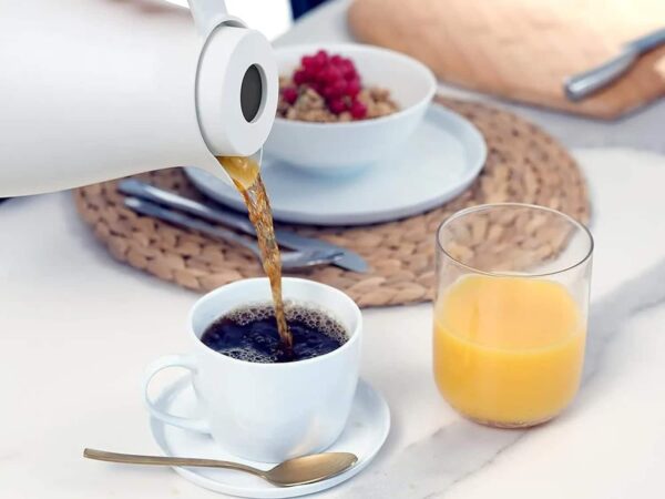 Leifheit Kaffeekanne Teekanne Thermoskanne Isolierkanne 1 Liter BPA frei Weiss – Bild 5
